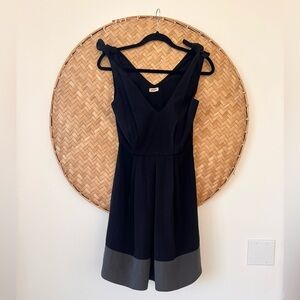 GORGEOUS FLATTERING L’AGENCE FIT‎ & FLARE BLACK W GREY HEM COCKTAIL DRESS V-NECK